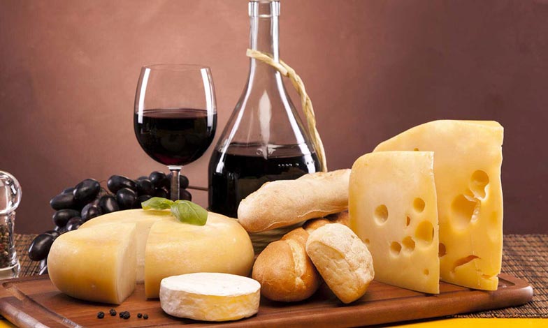 Plateau fromages avec du vin servi à l'hôtel PARIMIS