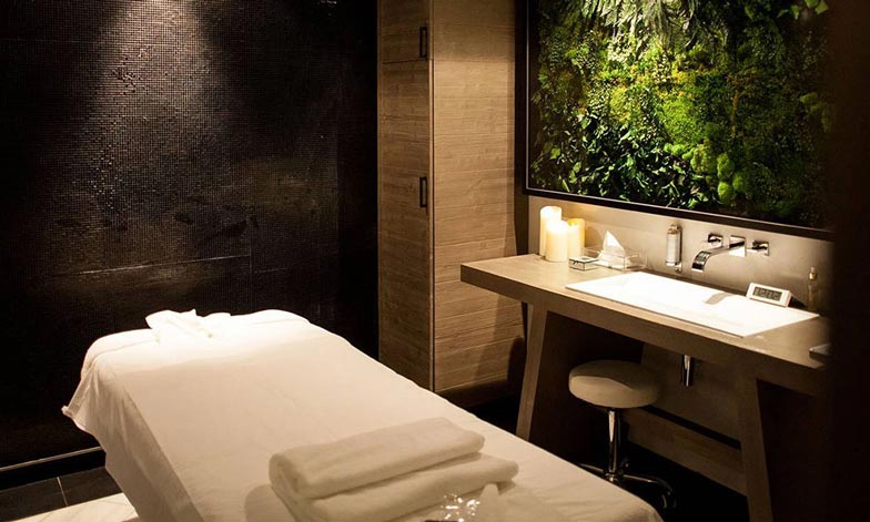 table de massage de l'hotel PARIMIS utilisé pour les soins découverte