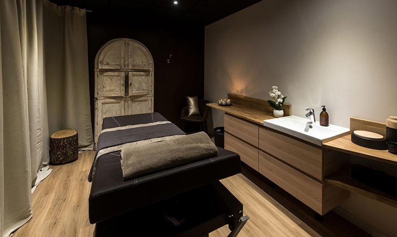 table de massage de l'hotel PARIMIS utilisé pour les soins detente